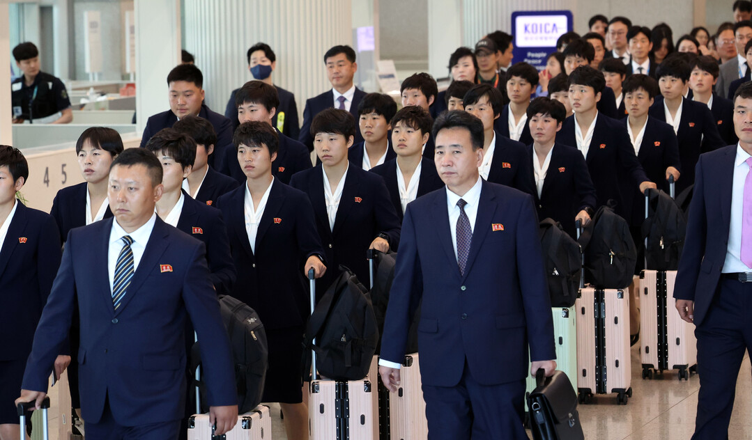 내고향여자축구단 입국…북한 선수단으로...