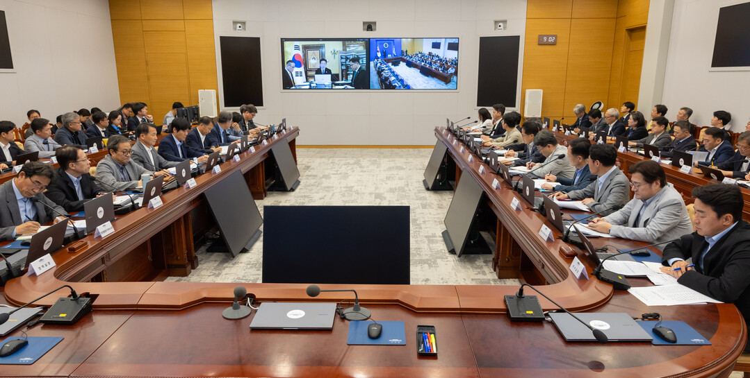 화상으로 진행된 수석보좌관회의
