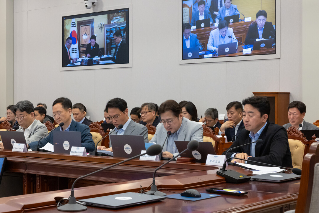 화상으로 진행된 수석보좌관회의